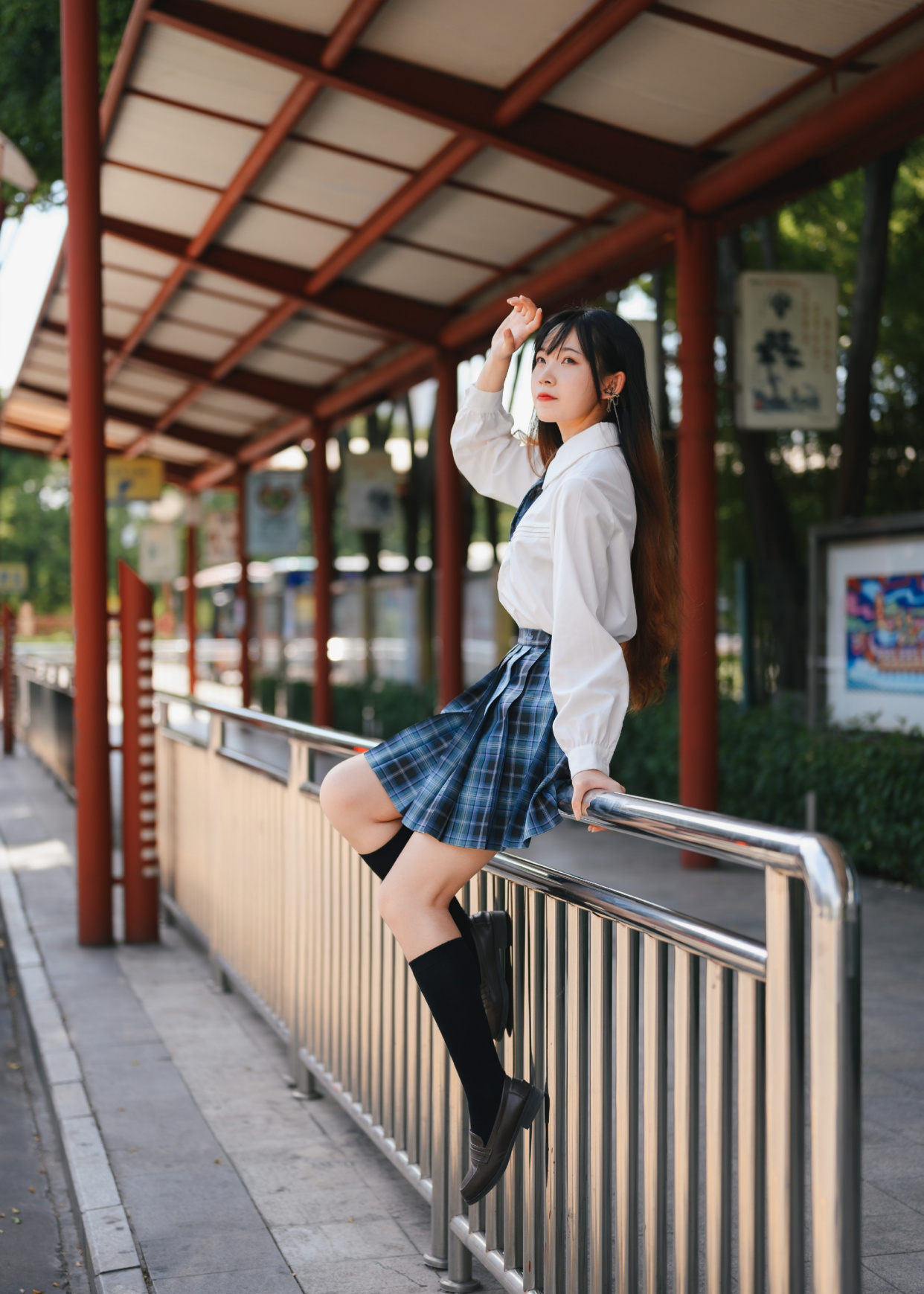 穿jk制服的女孩,无人的公园里,贪恋她被微风吹拂过的侧颜