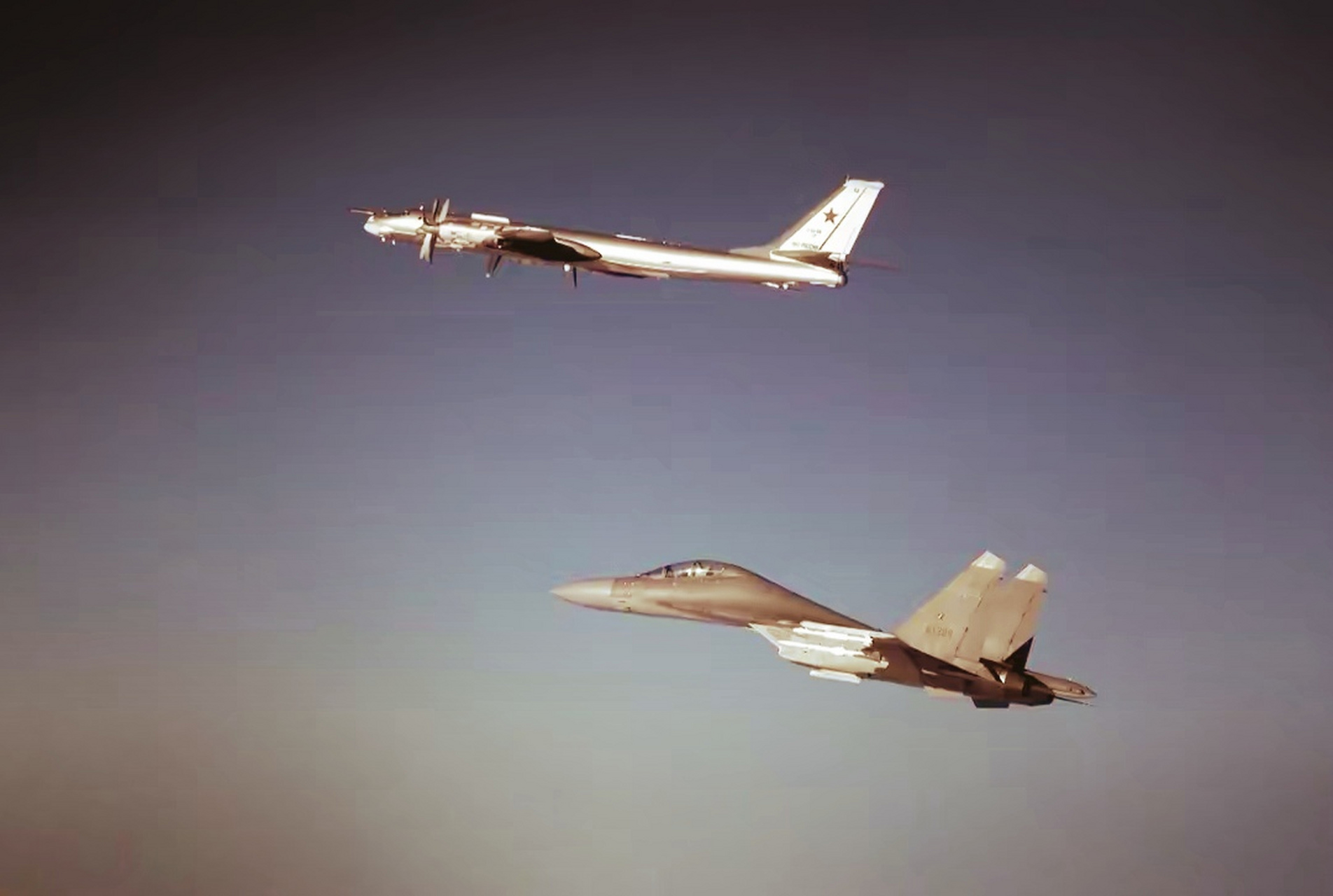 解放军空军歼16重型战机带实弹,护航俄军图—95轰炸机!