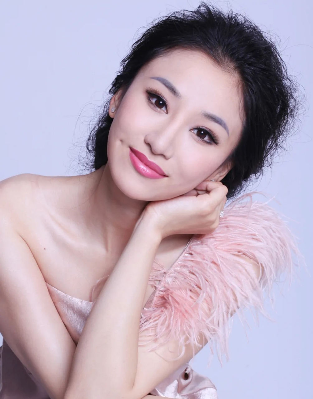 朱子岩,原名朱泠谛,1985年12月29日出生于贵州省贵阳市,中国内地女