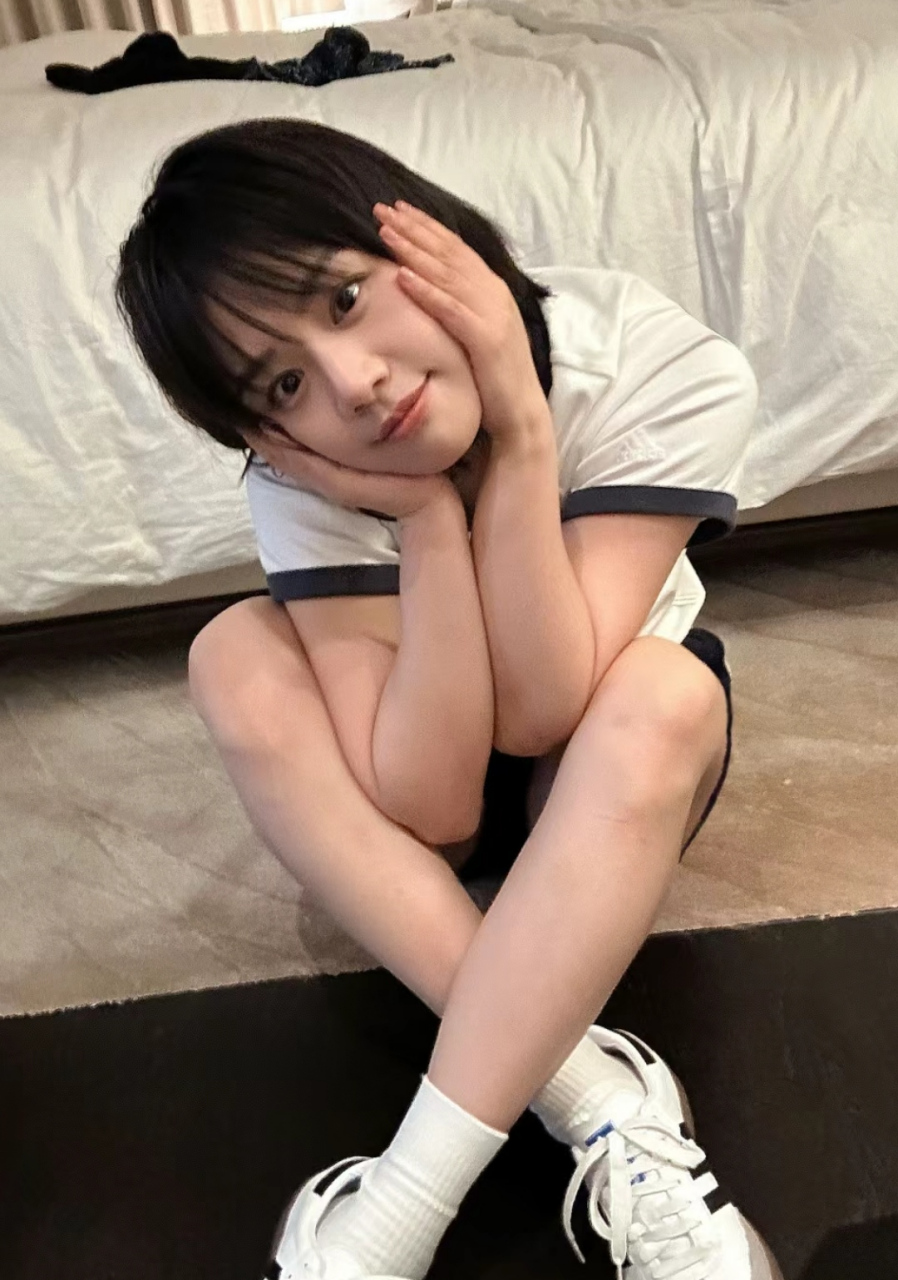 马思纯坐在地毯上扮可爱,表情那么呆萌,一下子回到了二十出头的状态