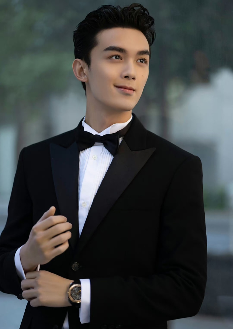 吴磊梳起大背头气质太爷们了,穿西装打领结正式又帅气,优越的身高就是