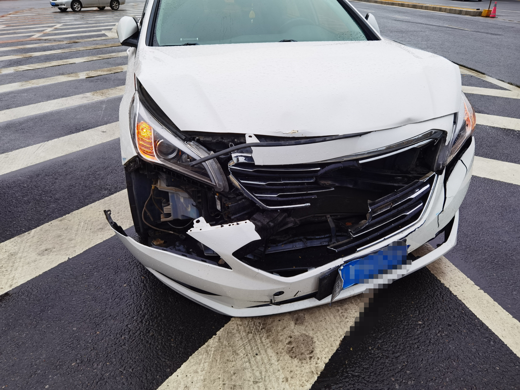 现代索纳塔追尾别克君越,车损对比