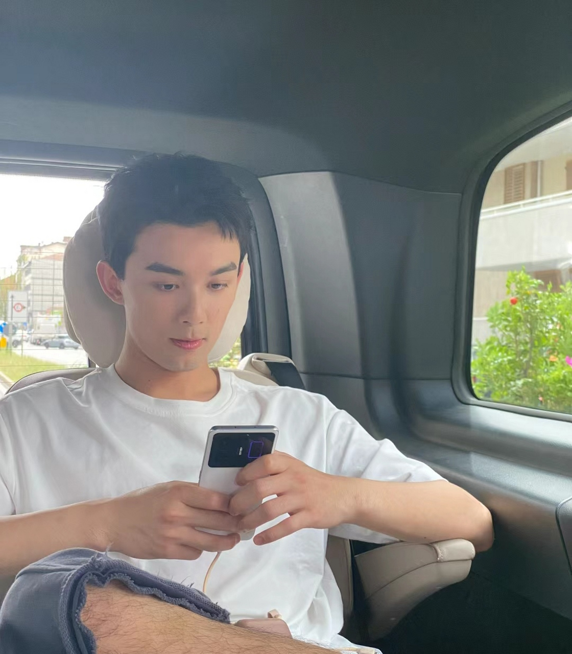 吴磊助理在车上近距离拍照,磊子坐在后排看手机宛如电视剧里年轻有为