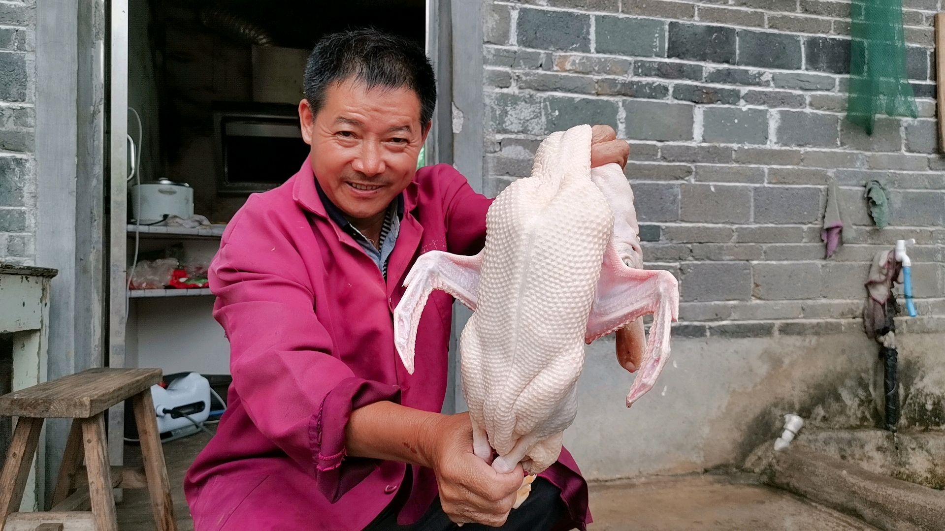 100元买了6只大肥鸭,大叔用这方法拔鸭毛,真是又快又干净!