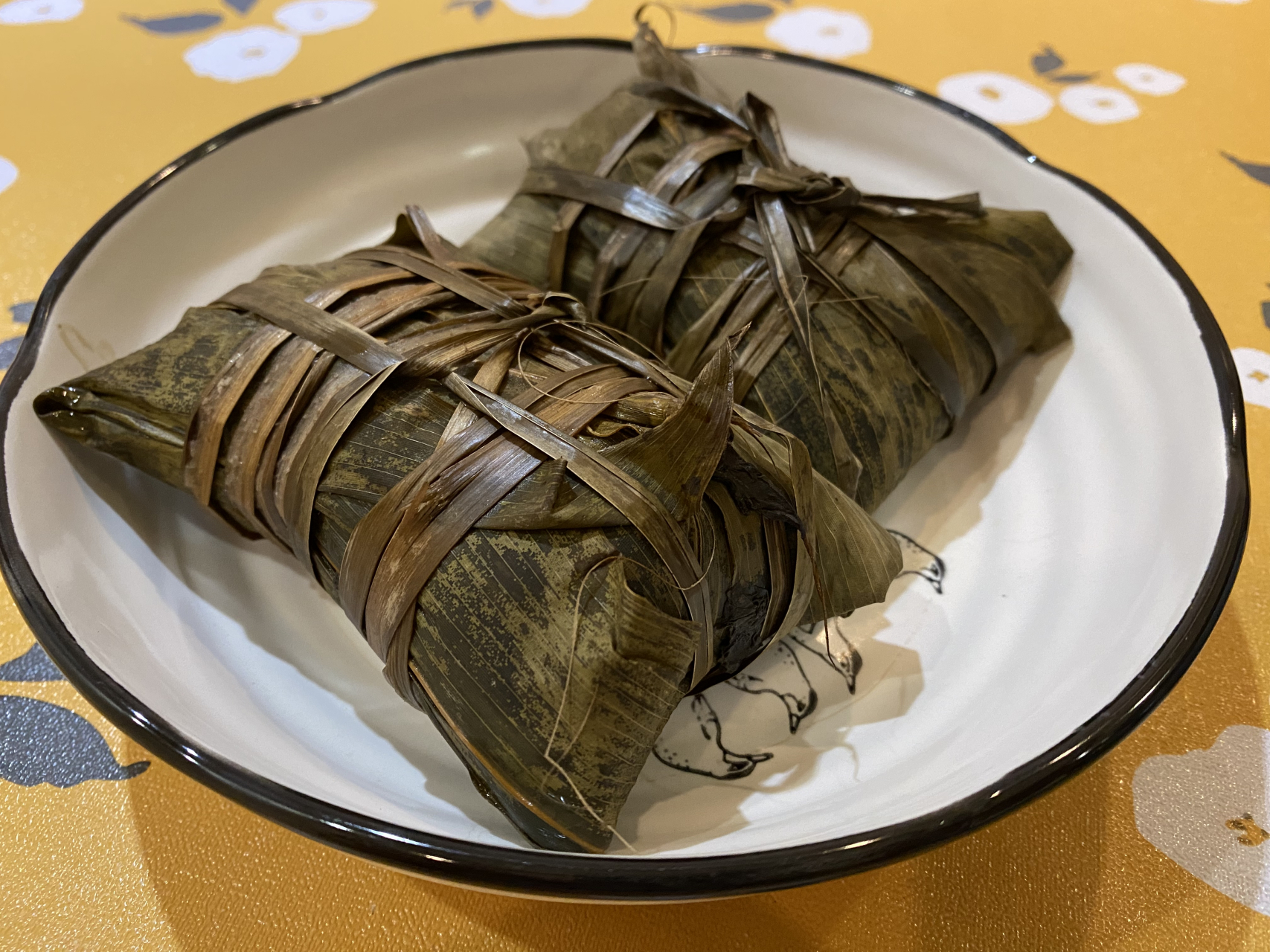 小时候总喜欢在大人身边看裹粽子,长大以后无论在哪里,依然觉得还是
