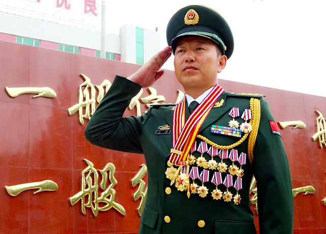 武警大校支队长王刚,八一勋章获得者,扎根天山的反恐尖兵