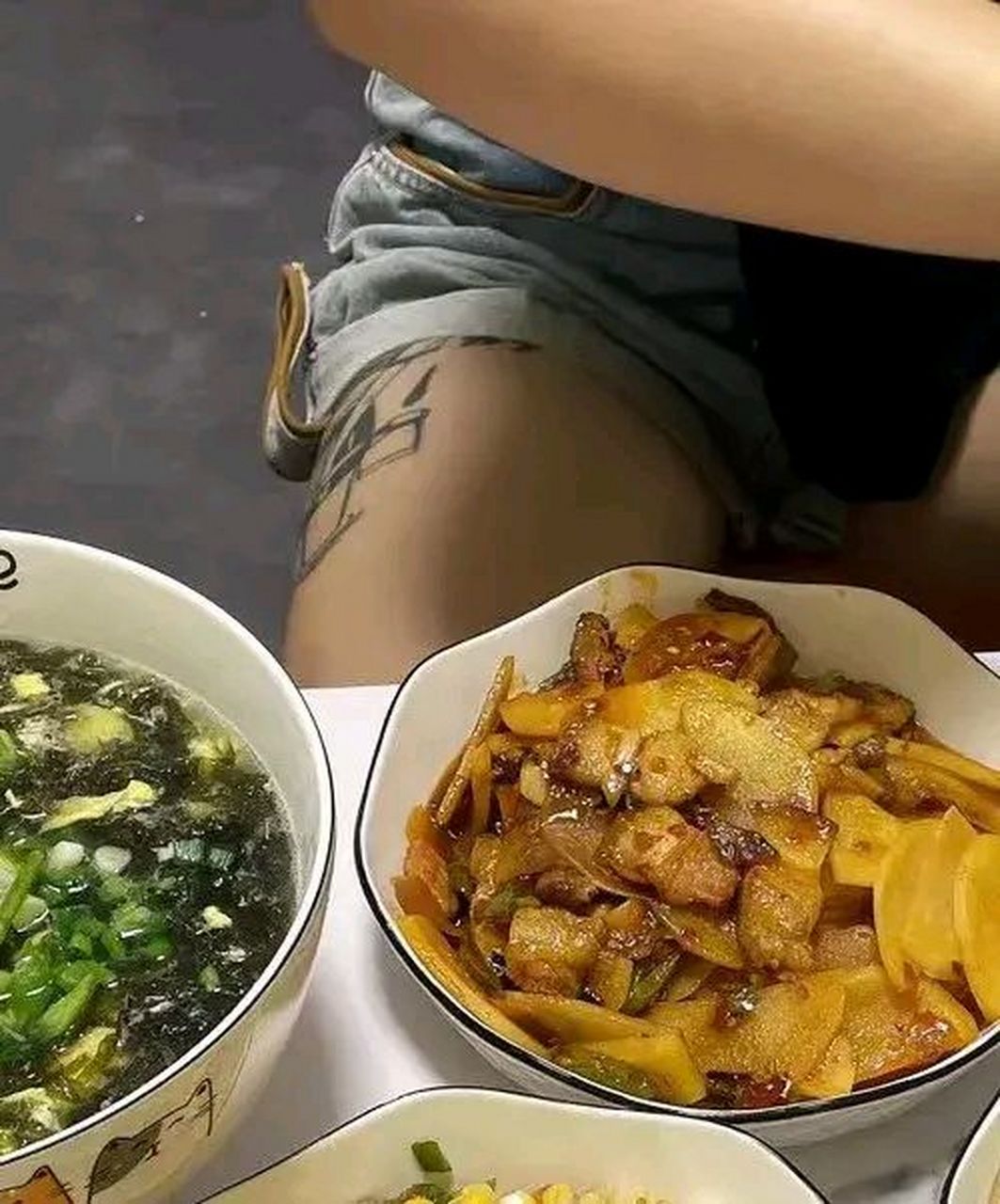 和美女吃饭照片用手机图片