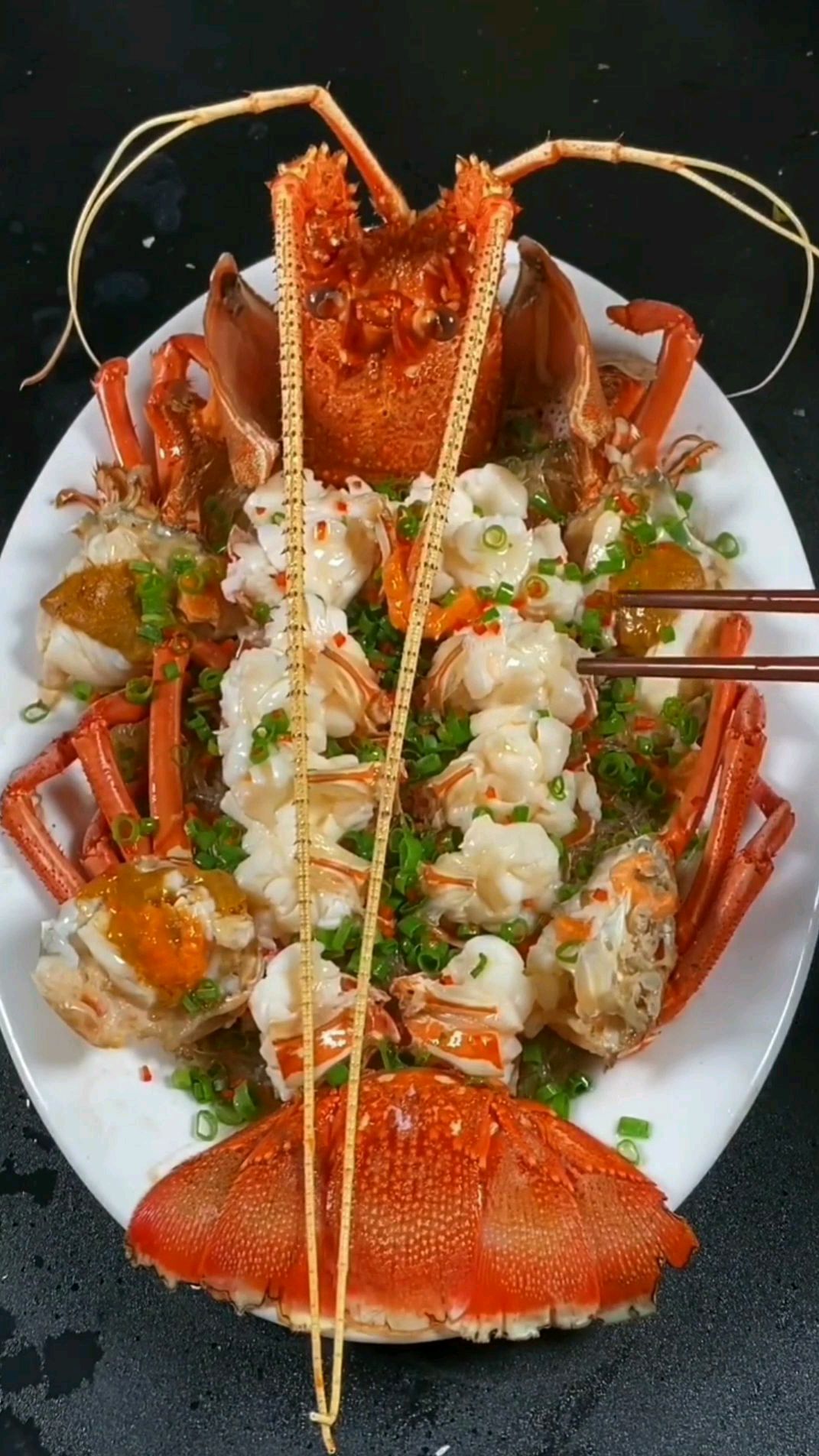 这样做的蒜蓉粉丝蒸龙虾特别好吃,龙虾肉质滑嫩,蒜香味十足