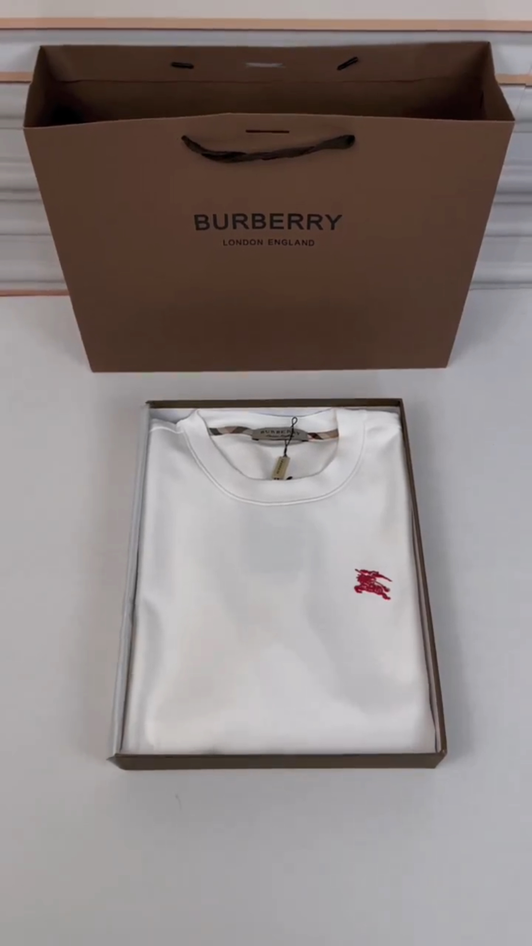 巴宝莉纯色战马卫衣,红色刺绣logo极具代表性