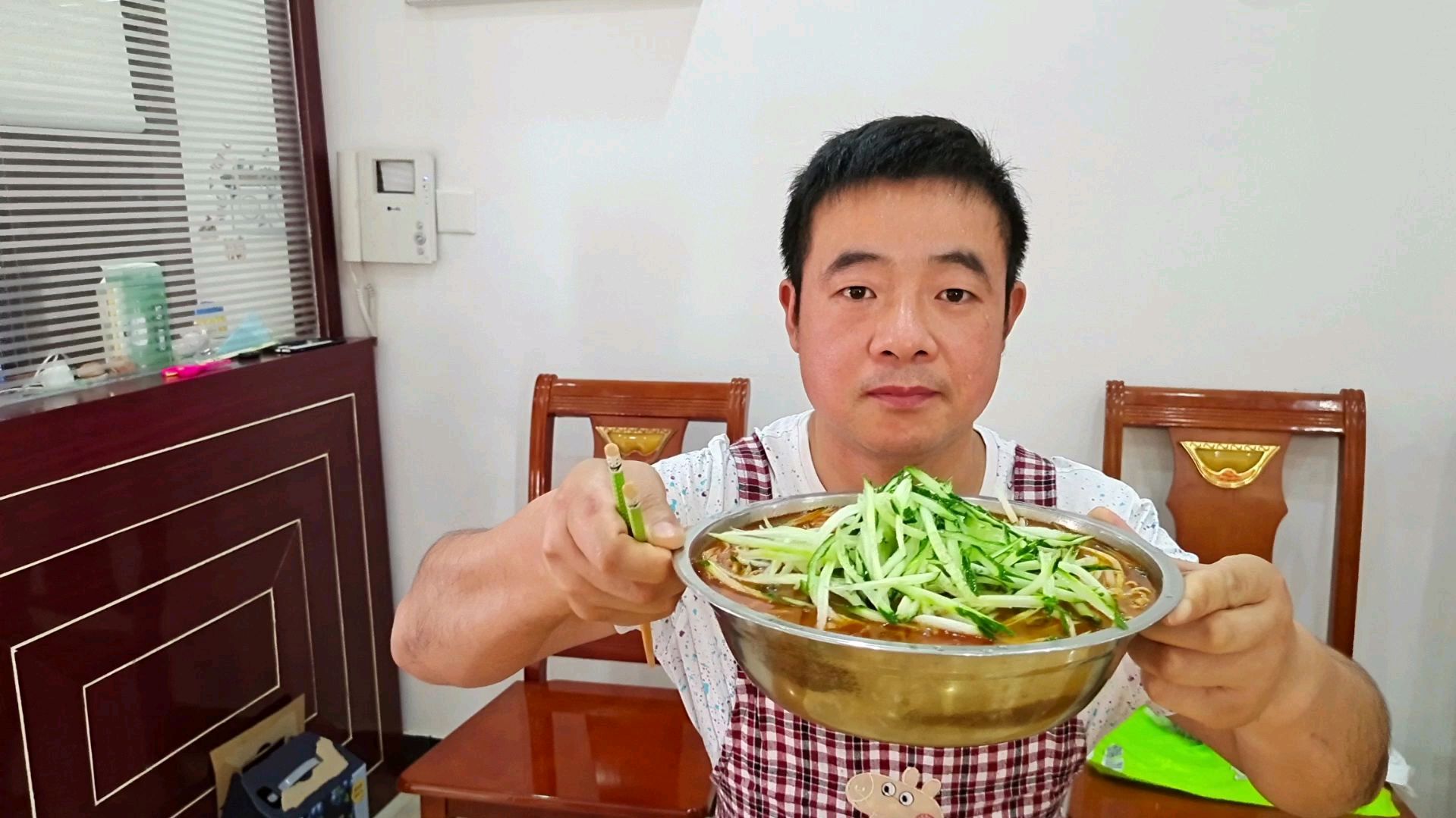 良好用豆芽千张牛肉,做红汤面条,配上黄瓜丝,味道鲜美,太香了