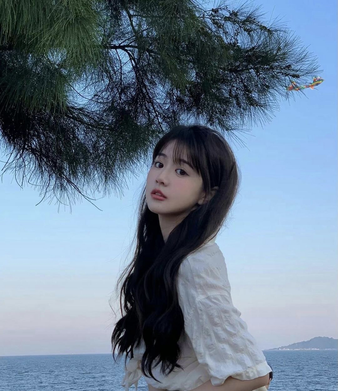 男人躺在沙发上玩手机,看到老婆抱着孩子,背着包,换鞋准备出门.