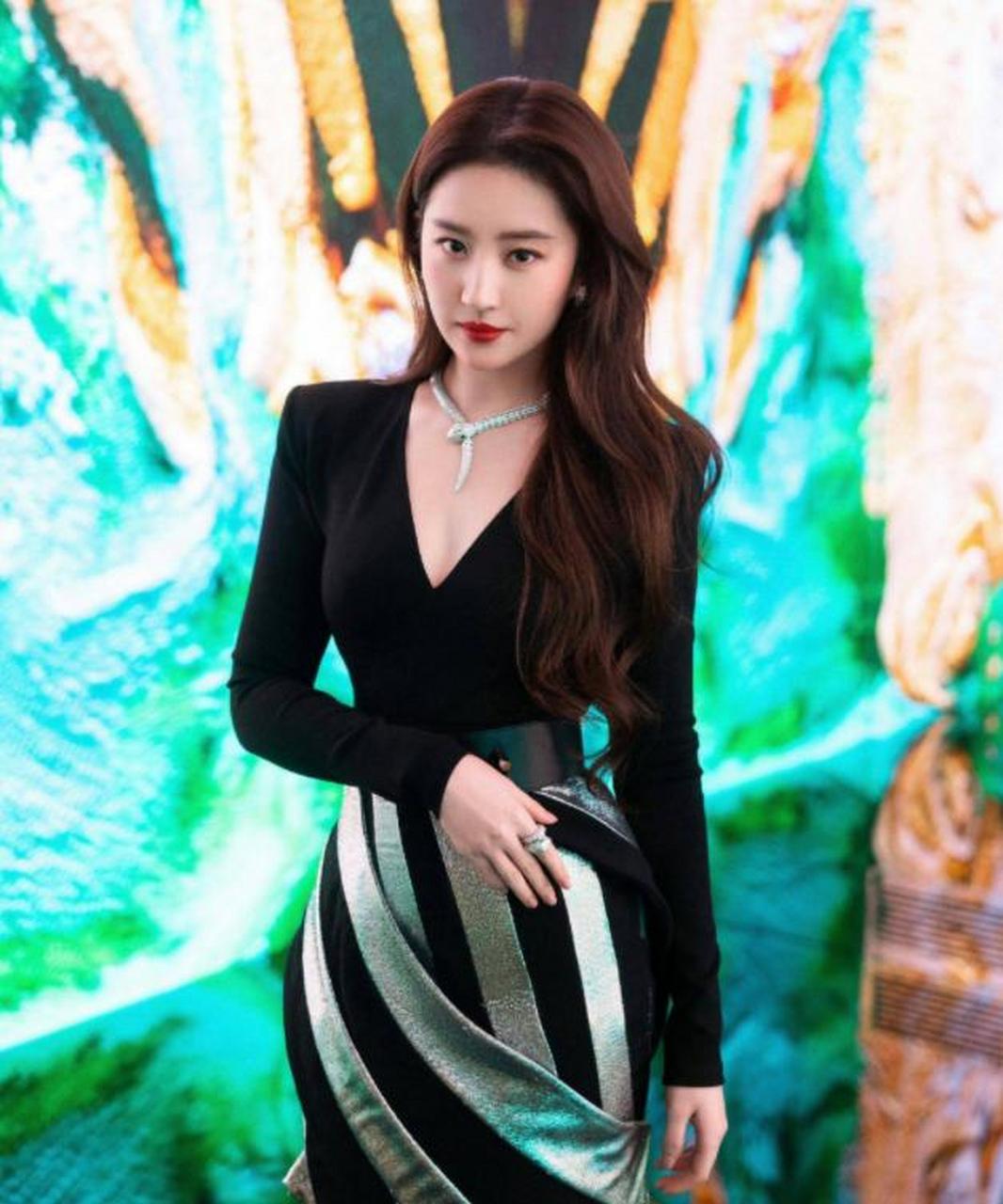 刘亦菲包臀裙展神仙身材,优雅性感兼备!