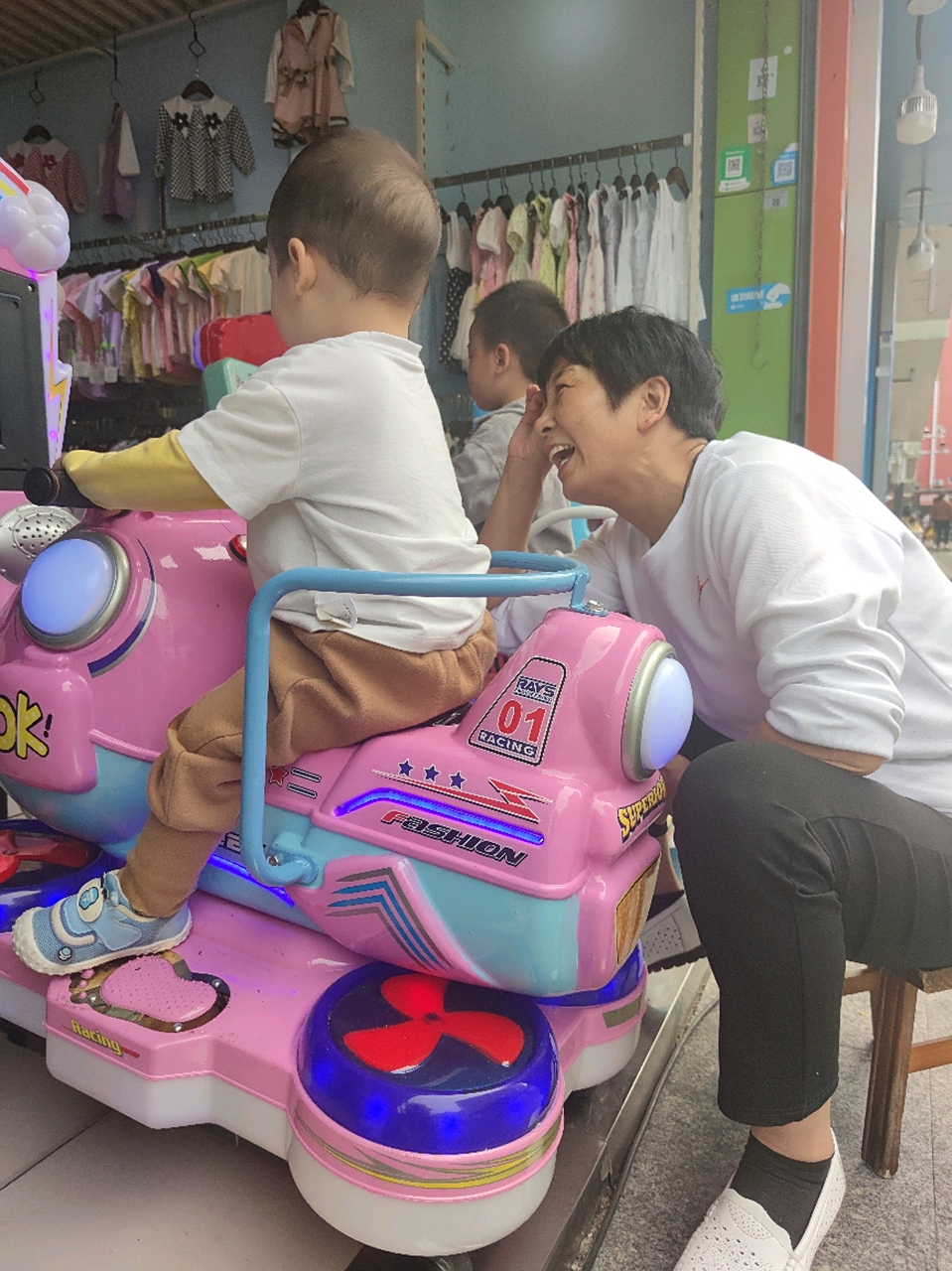 小孩玩摇摇车都不喜欢被摸,都有那种护玩具的心理,我玩就是我的,等我