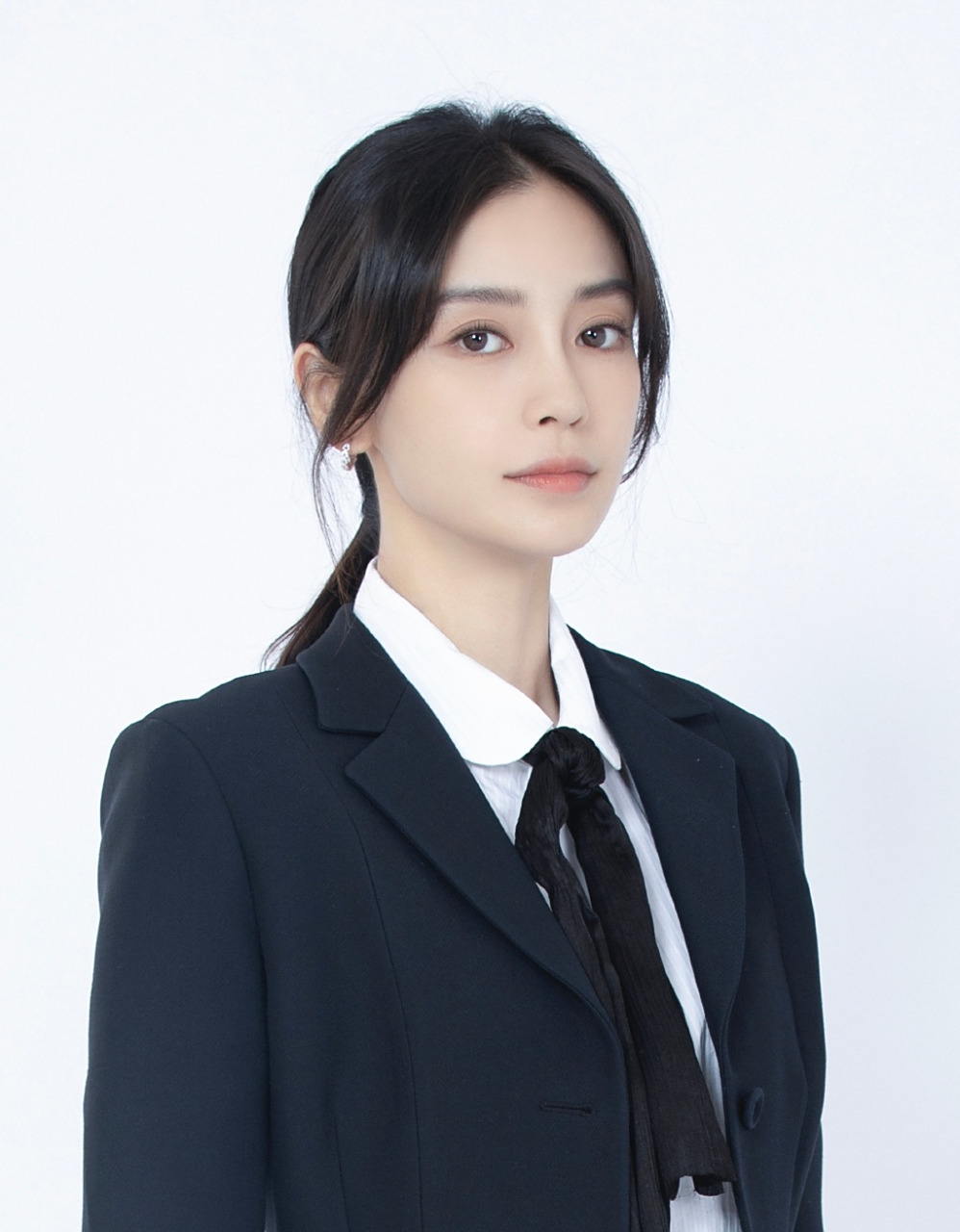 angelababy正装照黑色西装,白色衬衣 ,气场全开,英姿飒爽的感觉,和