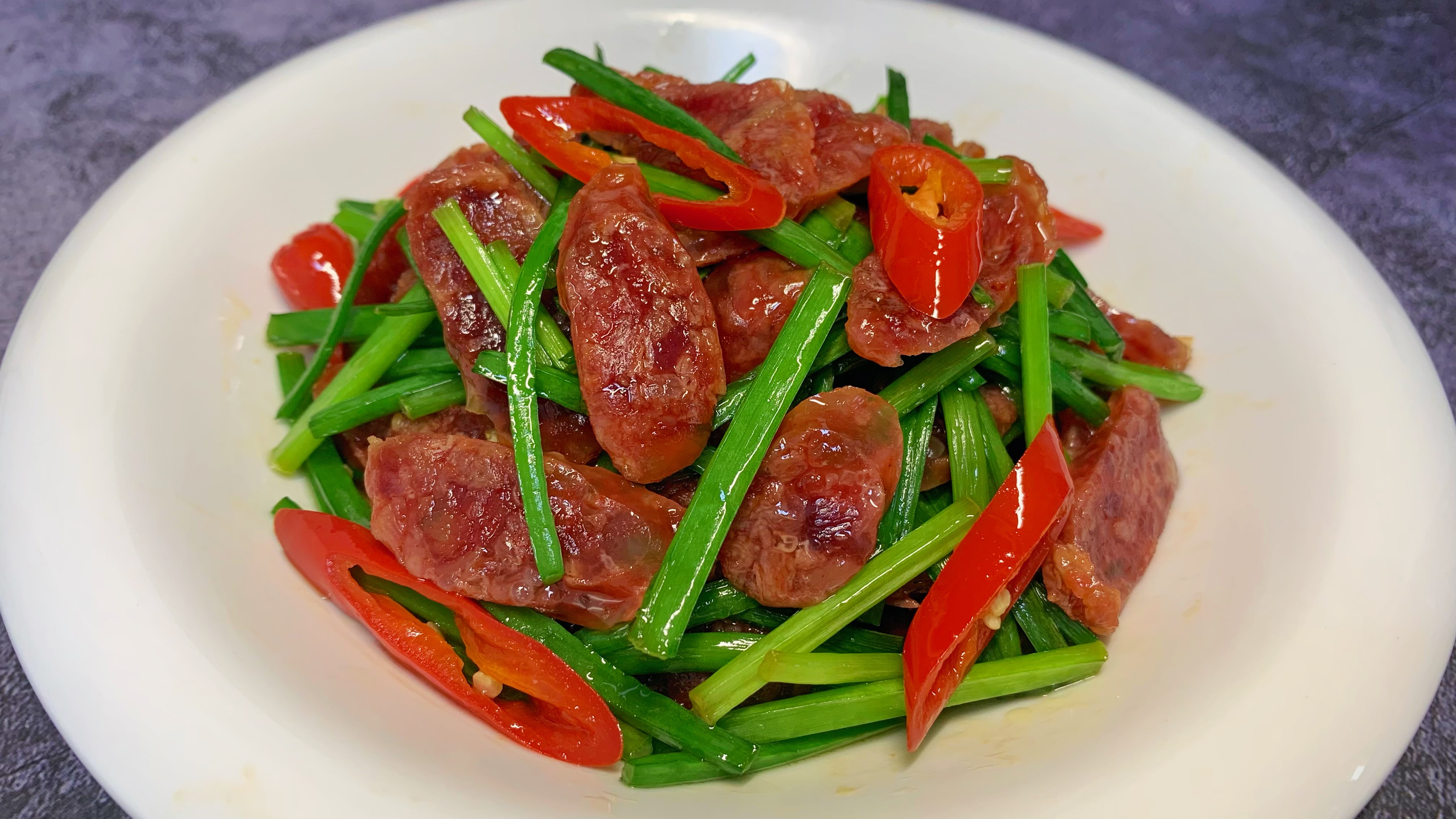 大厨教你韭菜苔炒腊肠这样做,香辣入味,简直易做,下酒又下饭