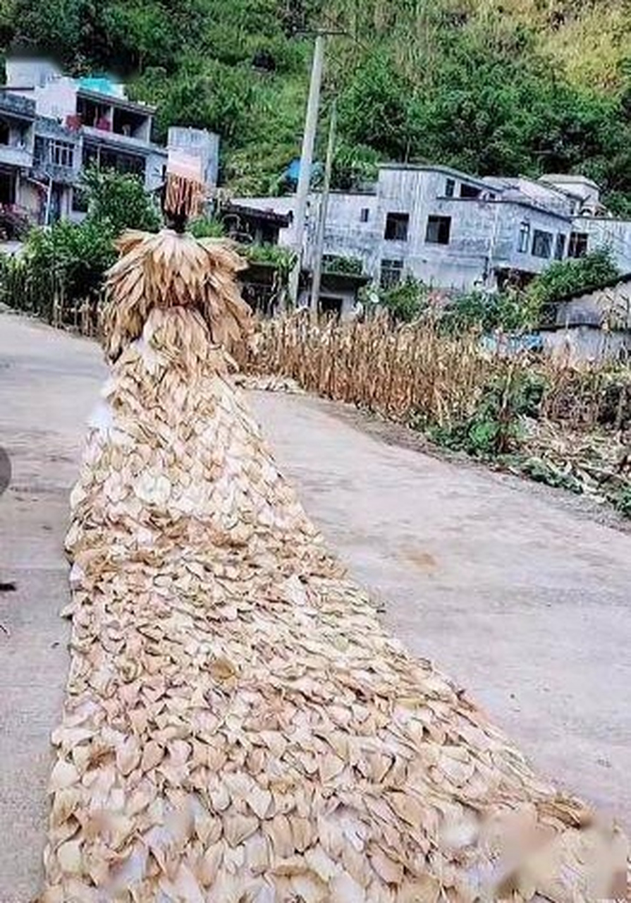 90后女子用玉米叶设计服装,堪比时装秀!