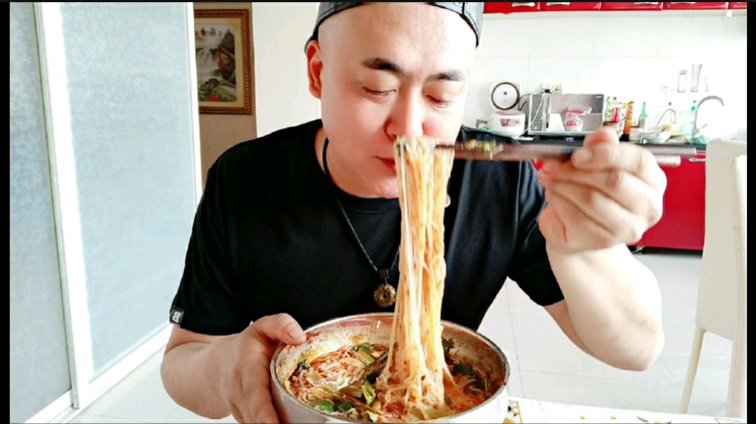 四包粉丝朝鲜大碗,素观哥做龙口版酸辣粉丝,汤浓粉滑,过瘾