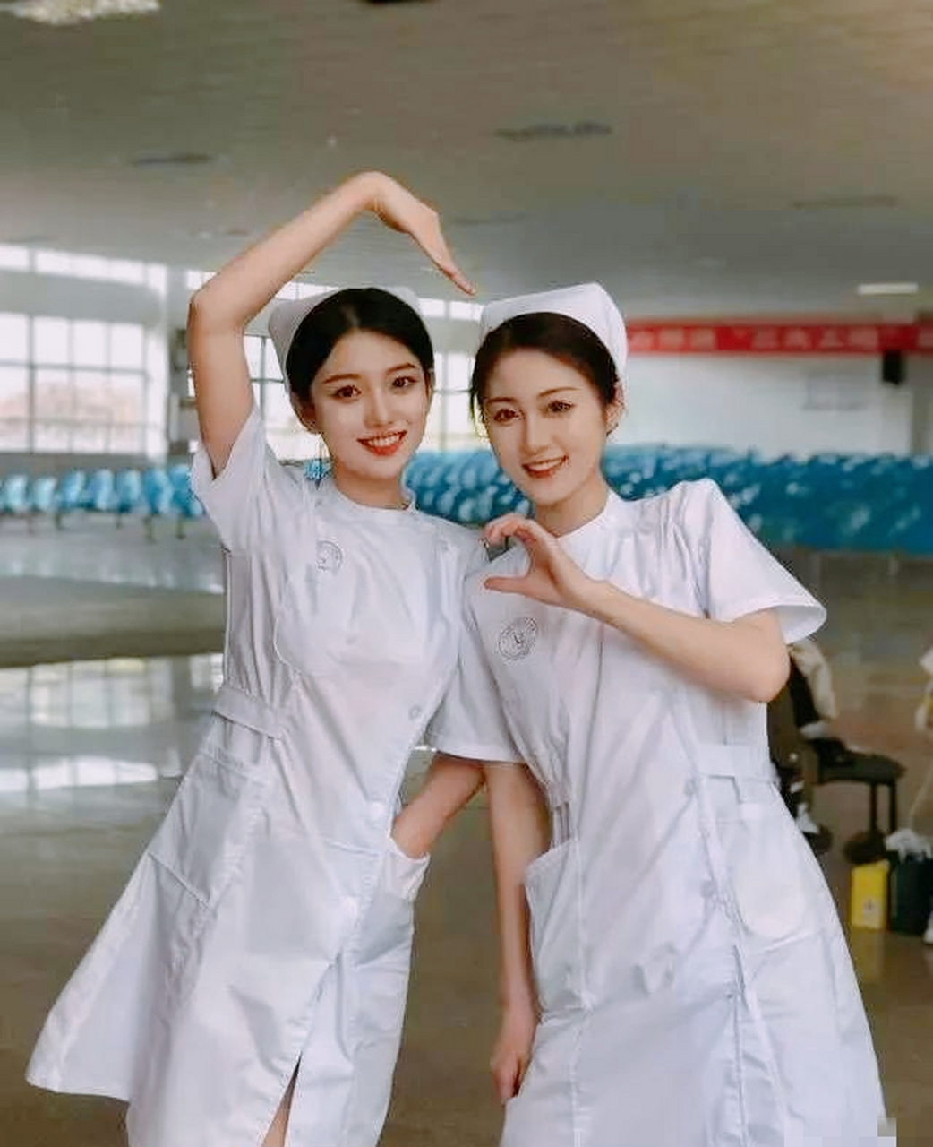 医院里总有一群美丽的护士小姐姐, 她们身着白色的制服,笑容甜美如花.