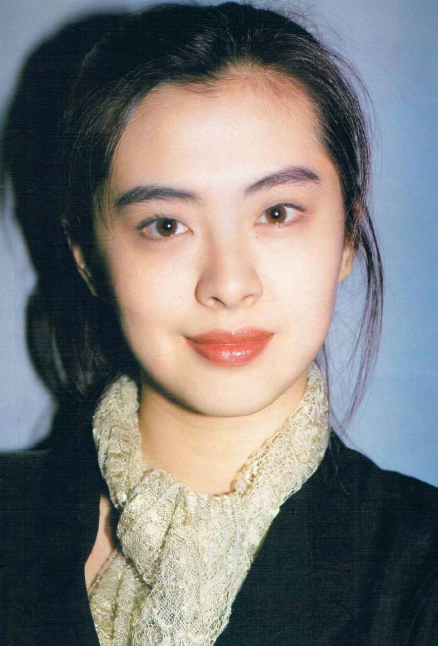 上一个微龅牙美人是,王祖贤.  她的眉毛也是非常浓,从来不修.