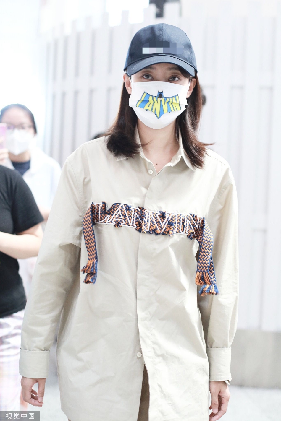 组图：张小斐从首都机场出发 已入围第36届百花奖最佳女主角第3张图片