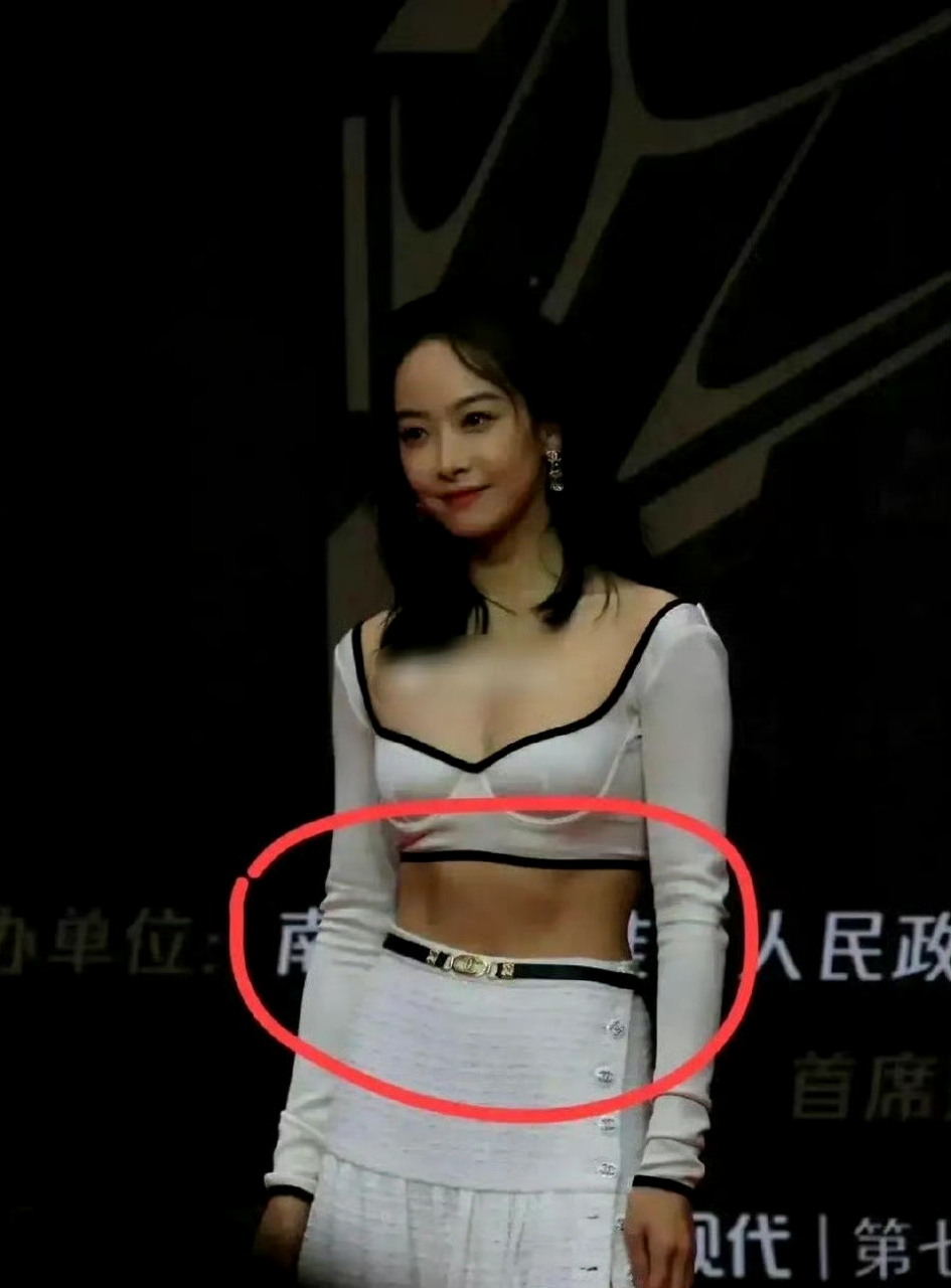 宋茜肚子这块鼓起来的是什么?看起来也不像腹肌啊[哟][哟]