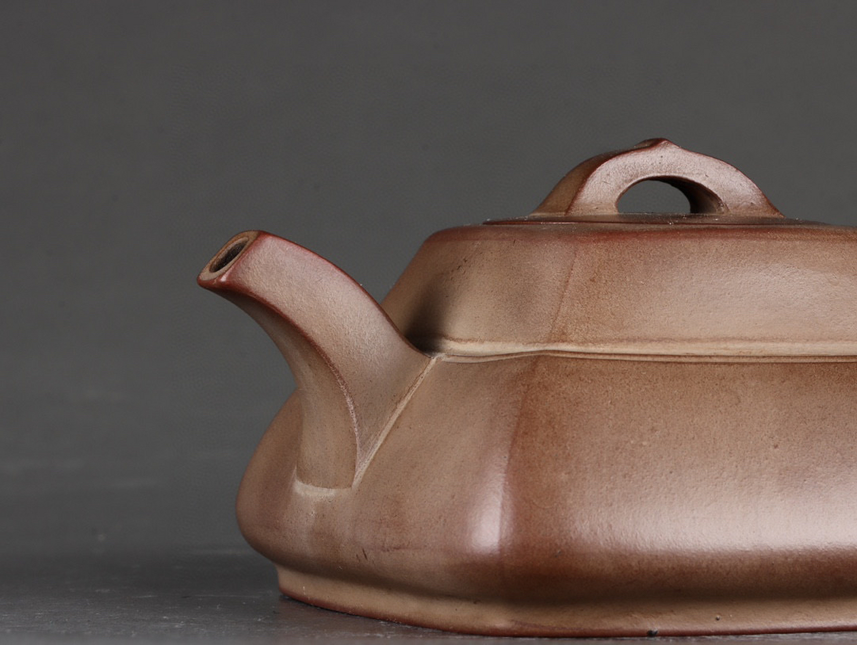 明  四方斗笠紫砂壶. 款识:沈君盛 明代 高 6×13.6cm