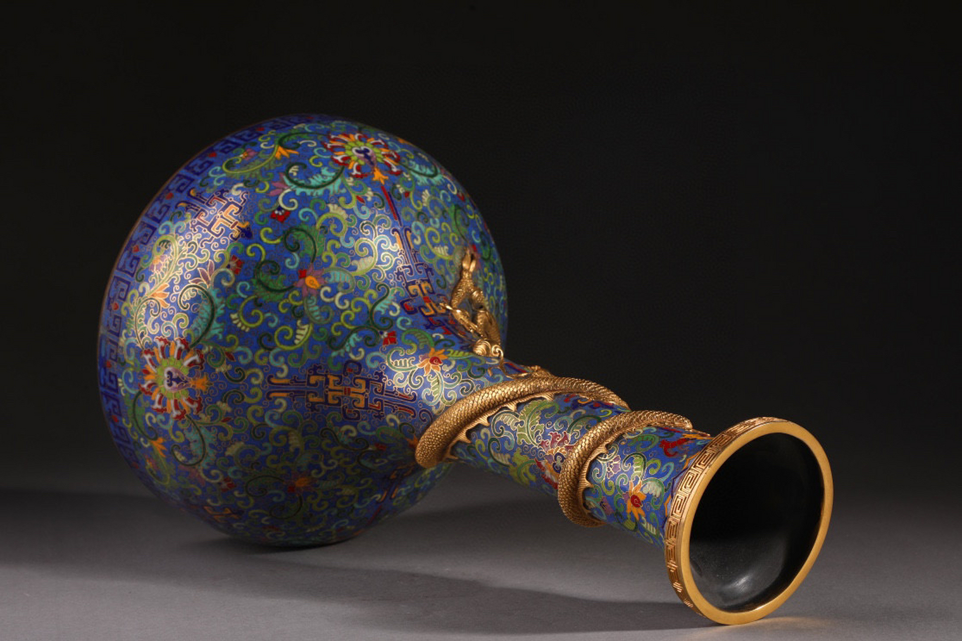 清 精铸铜胎景泰蓝掐丝珐琅蟠龙纹摇铃尊 【规格】高40cm 直径25.