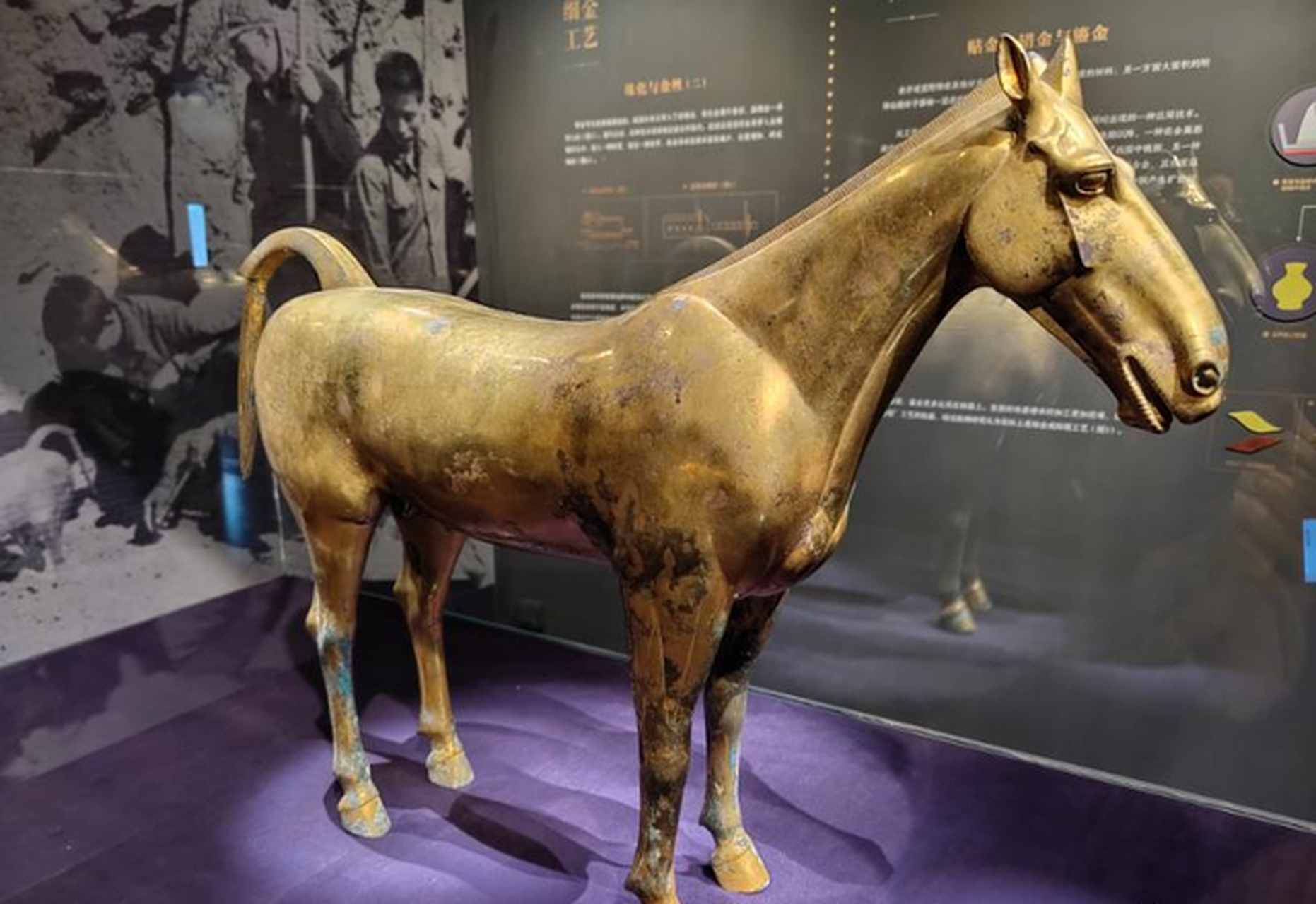 1981年,陕西省兴平市西吴镇的豆马村外,村民高军田和社员在地里干活的