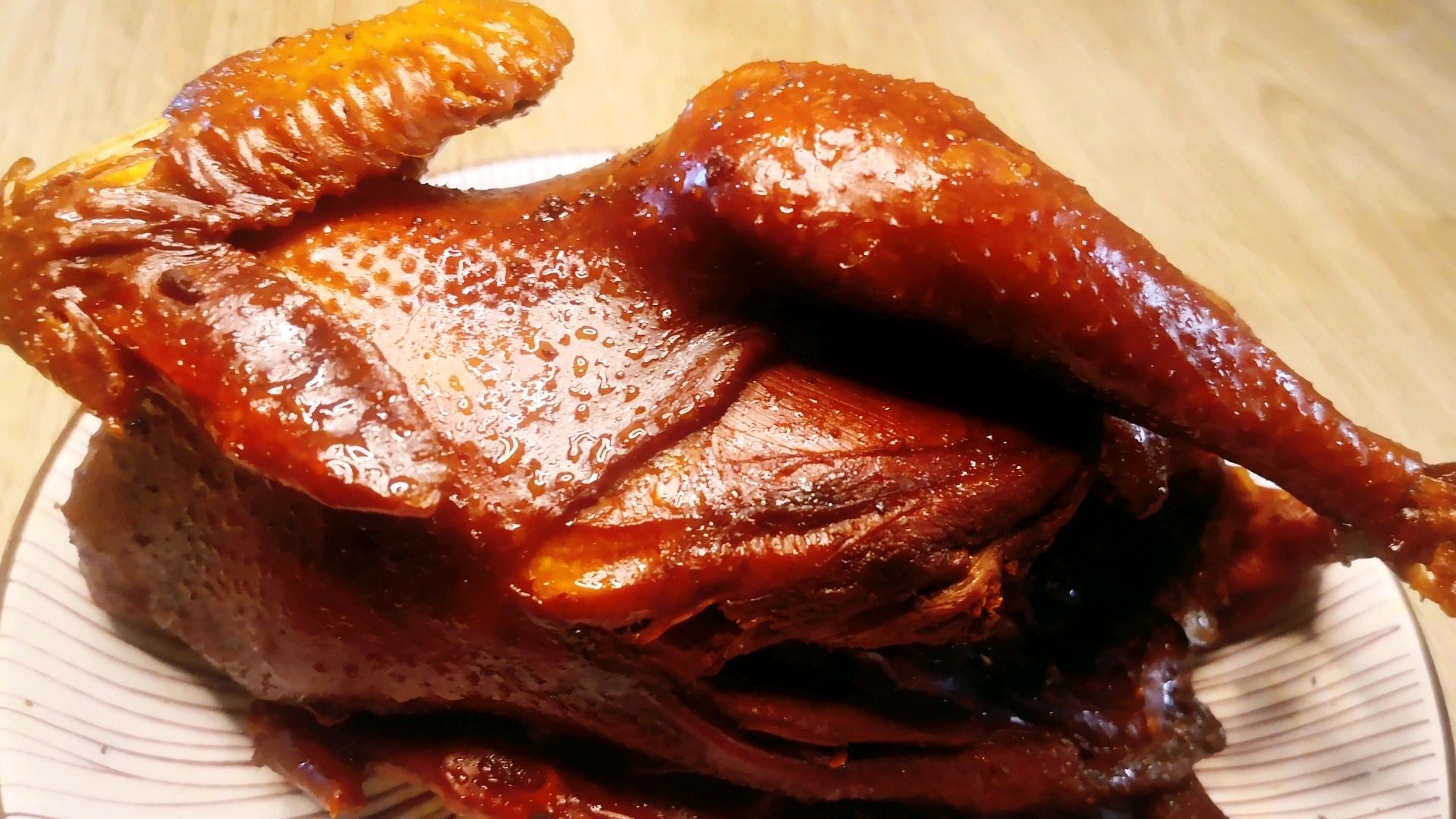 电饭煲做豉油鸡太简单了，一人能吃半只，鸡肉鲜嫩细滑，酱油浓香