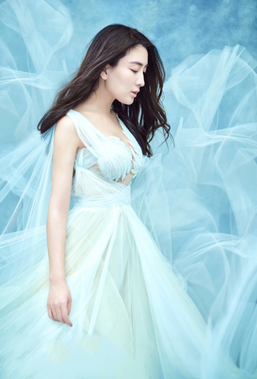 清纯唯美的#马苏# 肤白貌美的容颜,白皙水嫩的肌肤,丰满傲人的事业线