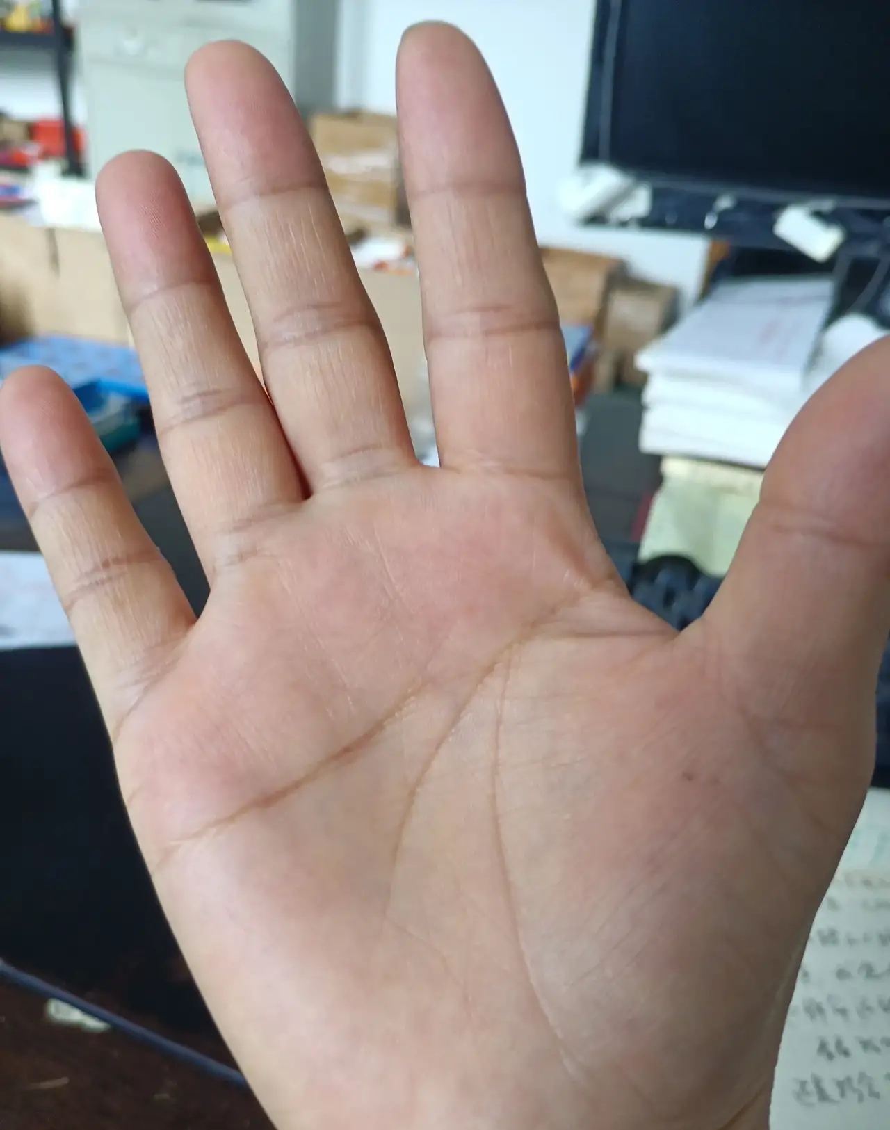 上初中的时候,我去同学家玩,同学的老爸会看手相纹路,叫我把右手手掌