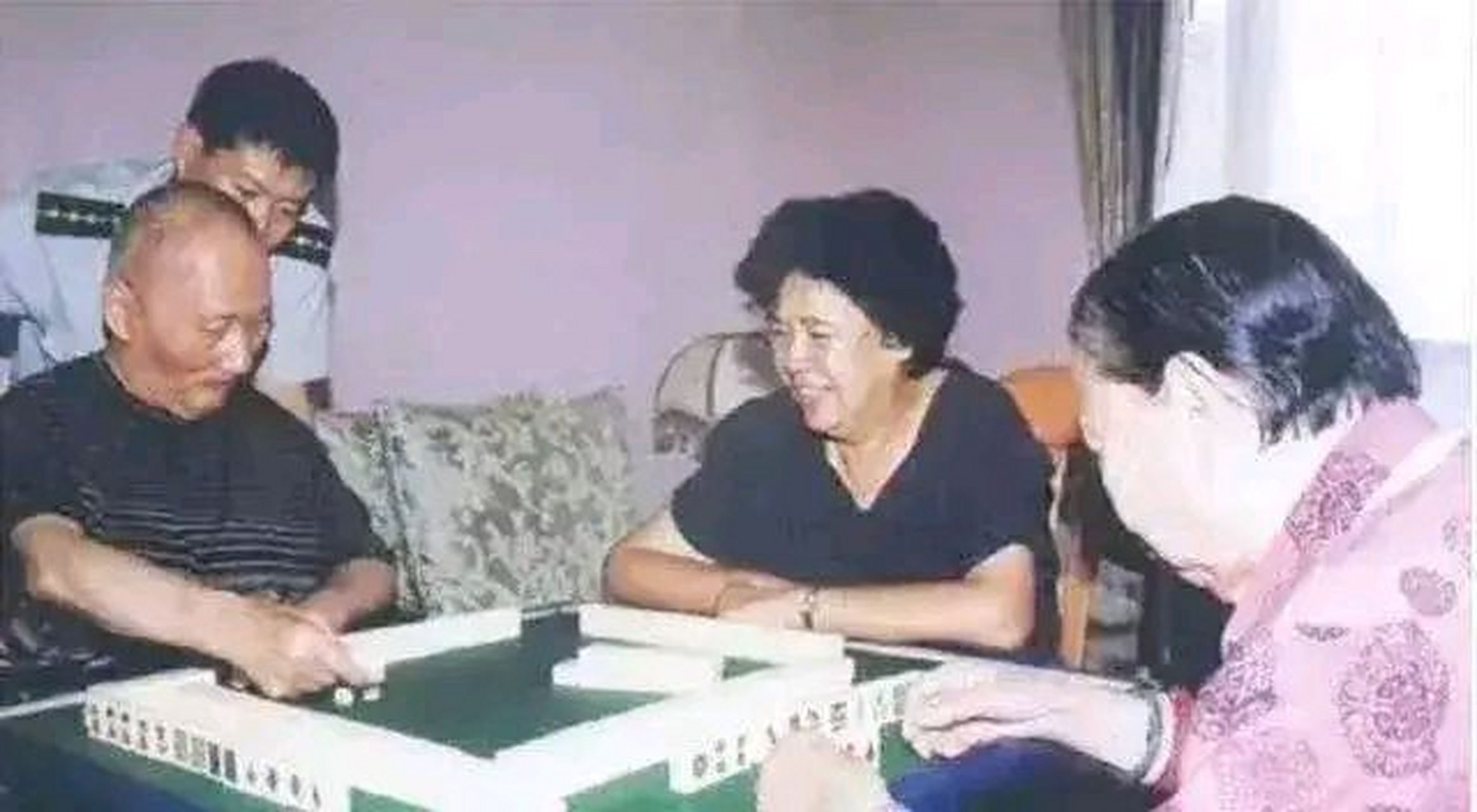1995年,邵华夫妇在家中陪妈妈张文秋一起娱乐的照片!