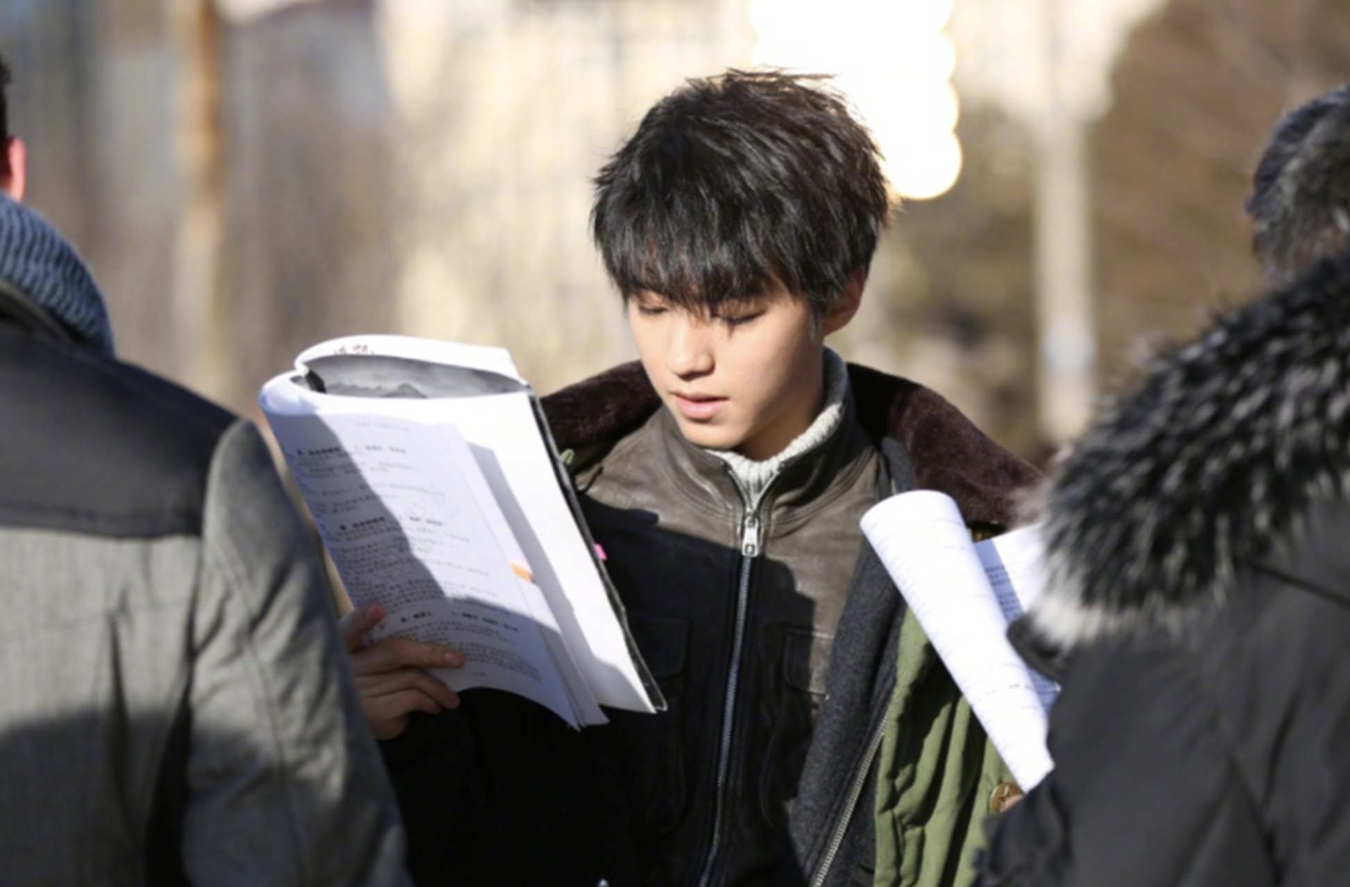 王俊凯在重庆一家火锅店被粉丝偶遇,大方满足粉丝合影签名要求.