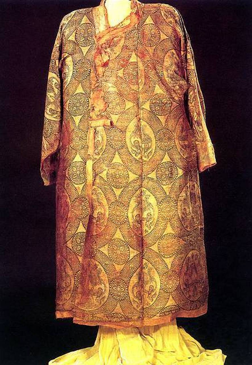 据《隋书·何稠传》中记载,隋朝的时候,波斯曾经进献过一件金绵锦袍