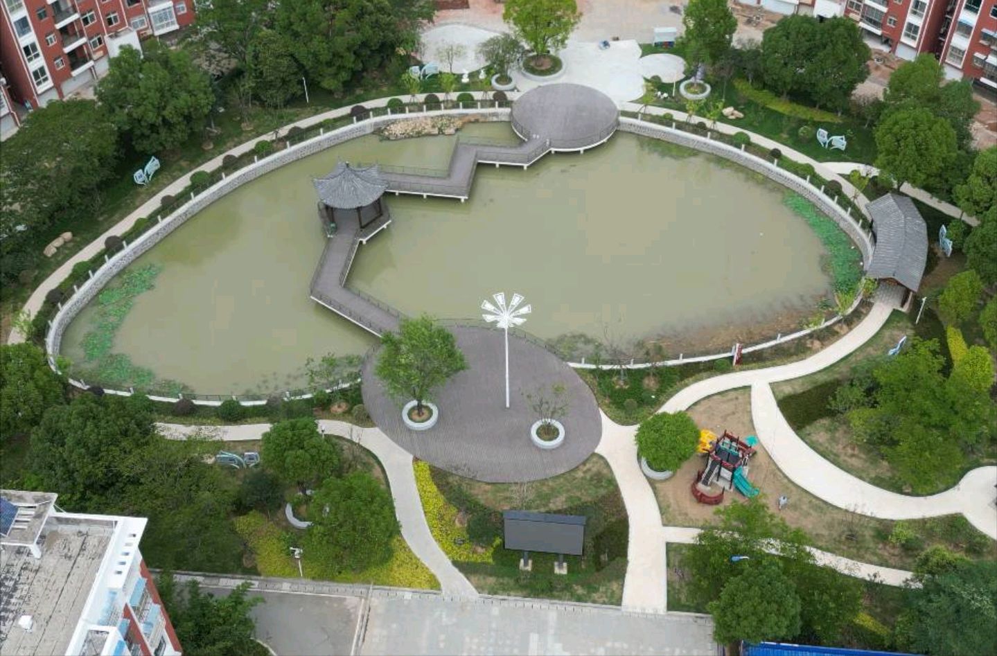 湖北省麻城市神光花园社区利用老旧小区改造的契机,改造出观景湖