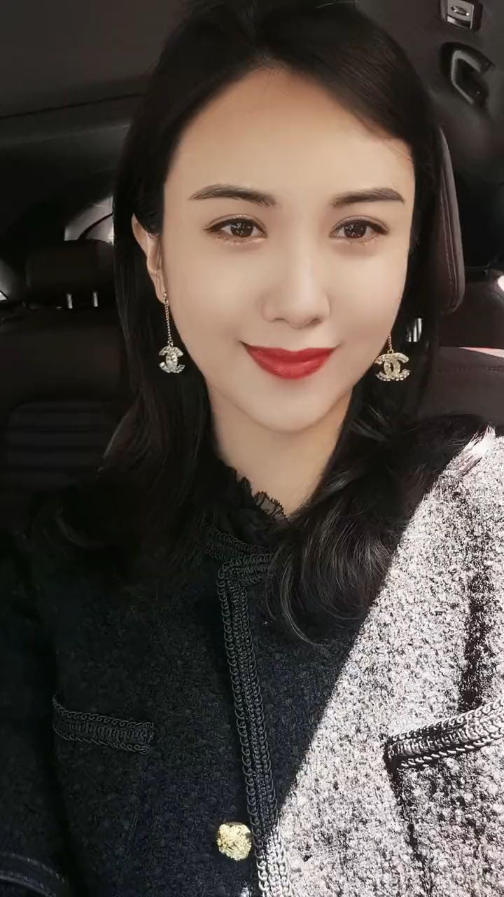 唇红齿白,明眸皓齿,眉清目秀,秀发飘逸,让人怦然心动!