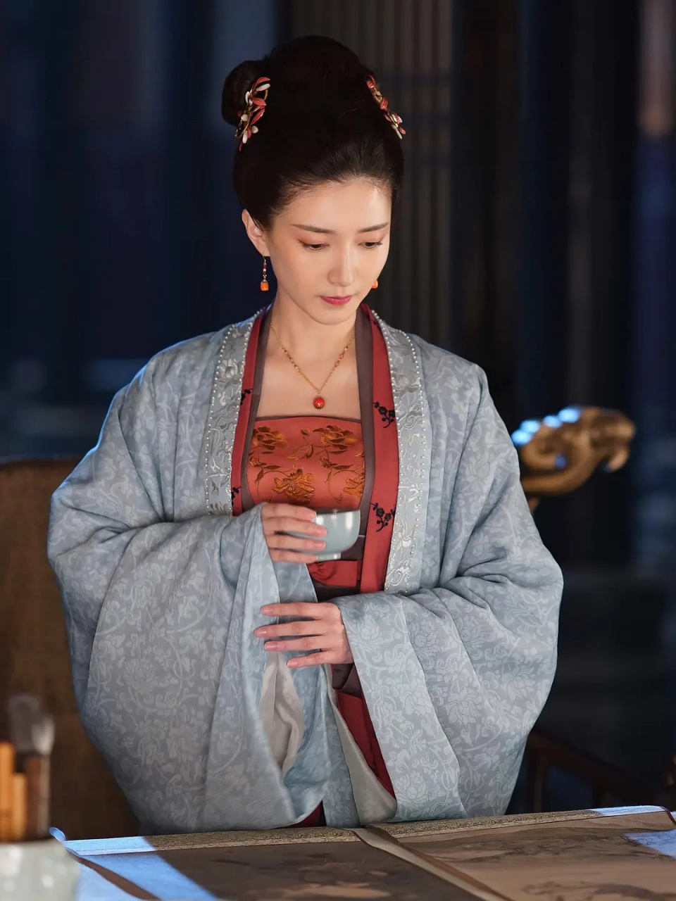 《清平乐》皇后曹丹姝头饰装扮欣赏,服装的材质也很有