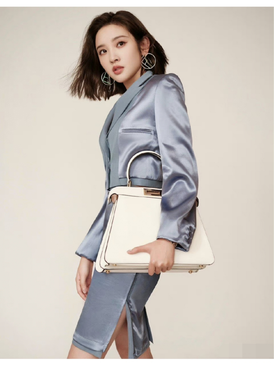 唐艺昕[心]短发搭洋气职业套装连衣裙,时尚有气质   精致干练  散发着