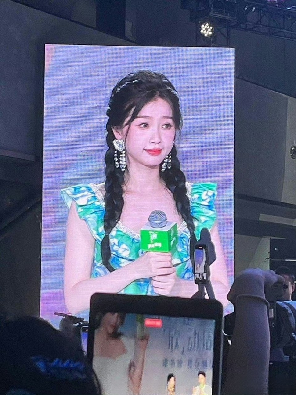 虞书欣今日活动生图和粉丝精修