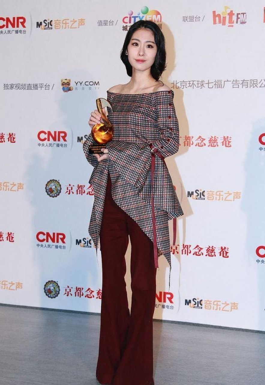 张碧晨这个发型很显老啊!她长得挺漂亮的,怎么就是不太会打扮呢?