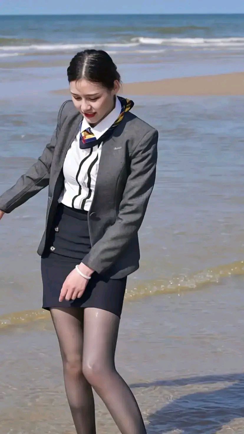 下班后穿制服在沙滩玩耍的空姐