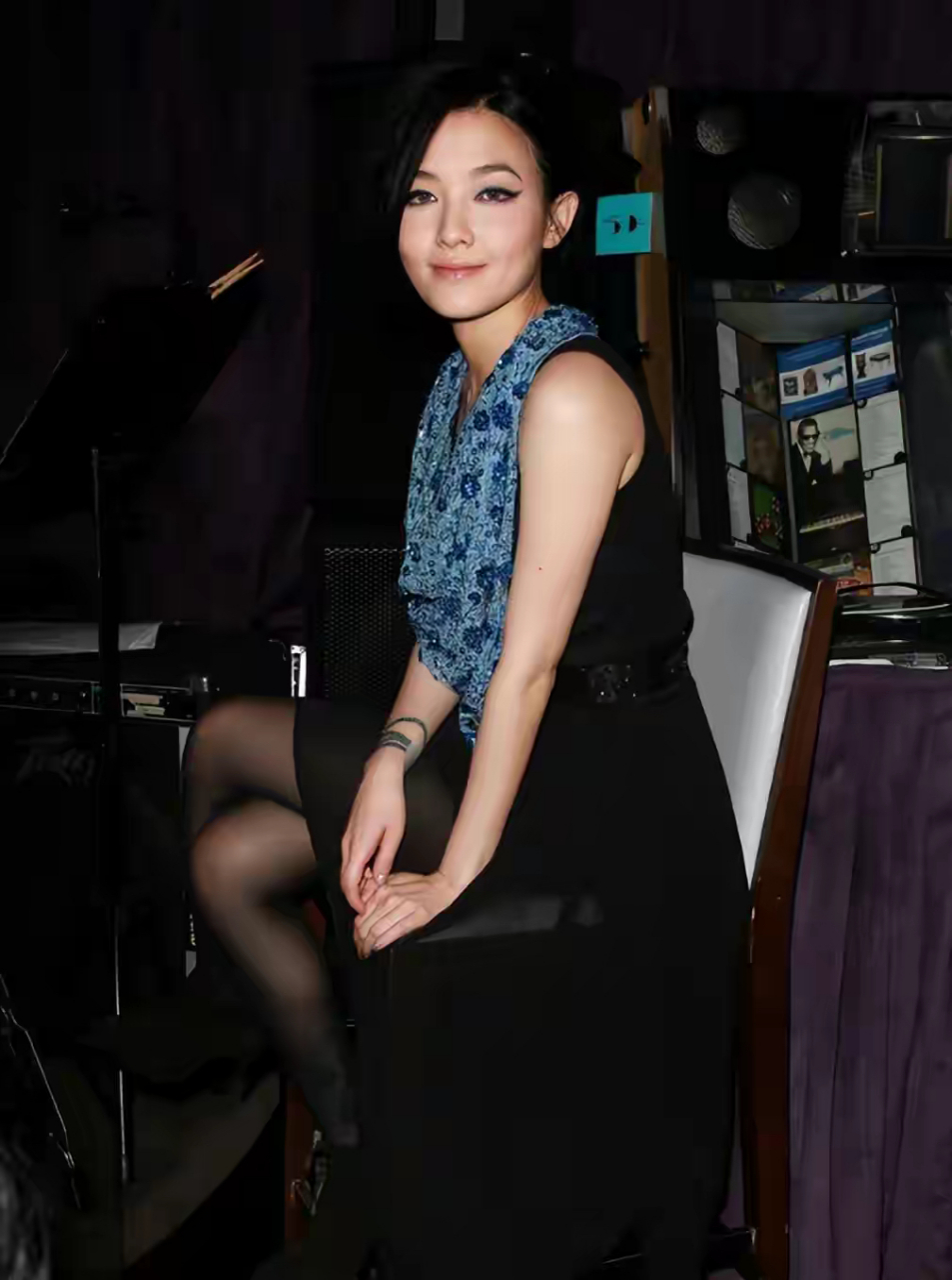 范晓萱穿着一身黑色的丝袜.