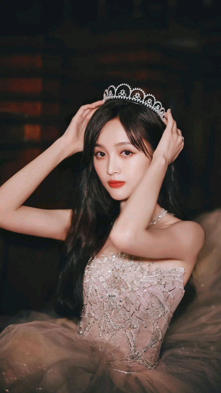吴宣仪公主裙造型 吴宣仪穿粉色公主裙,戴王冠的造型也太美了吧,是
