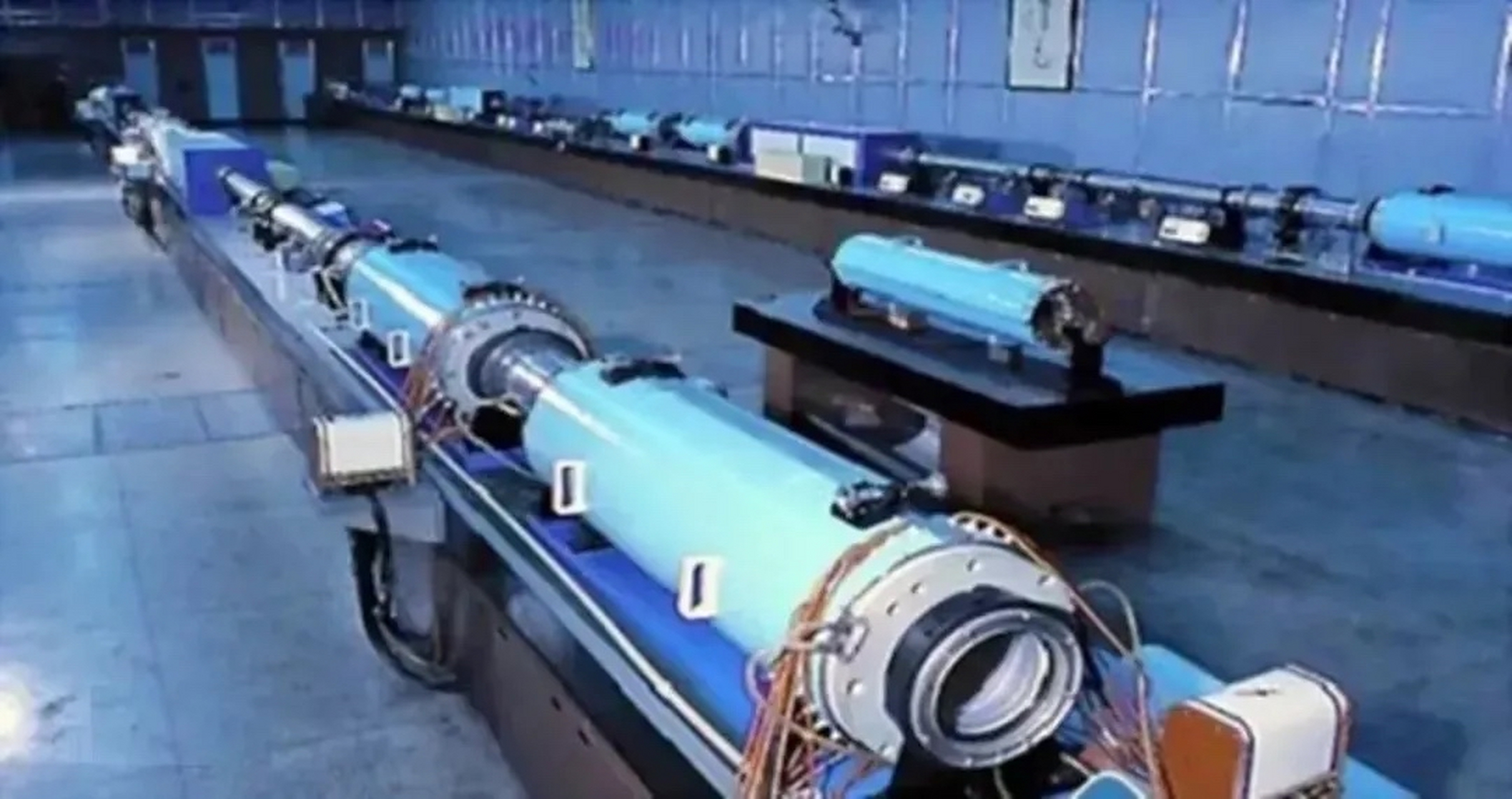 我国建在中科院上海光机所的,"神光二号"巨型激光器,是在2002年4月7日