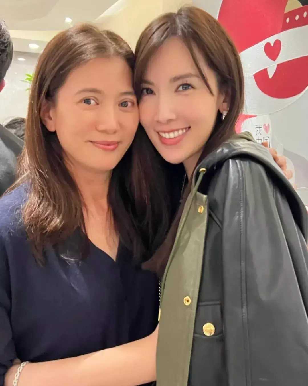 陈若仪晒出了她与袁咏仪的合影,袁咏仪看起来输得一塌糊涂.