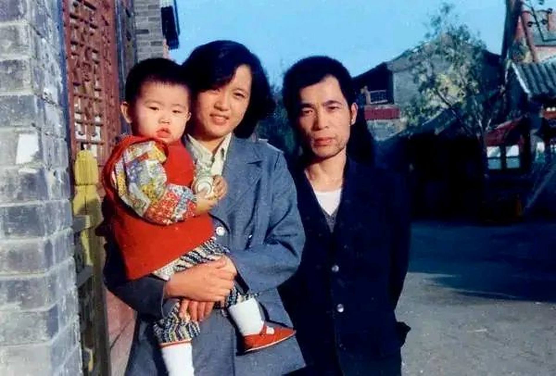 1981年,梁晓声经人介绍与北京姑娘焦丹相亲,谁知一见面梁晓声就对焦丹