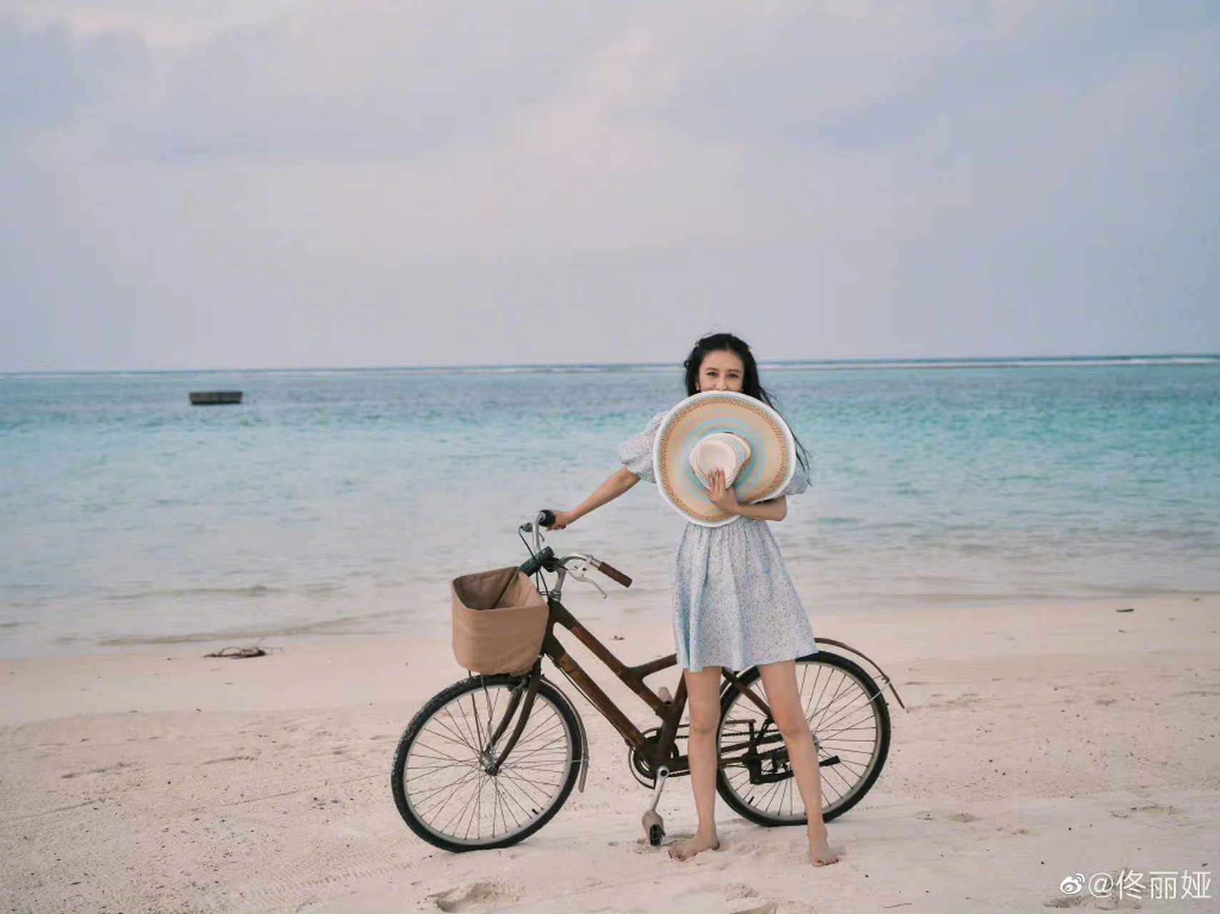 沙滩上佟丽娅光着小脚丫骑着自行车就像一道美丽的风景线