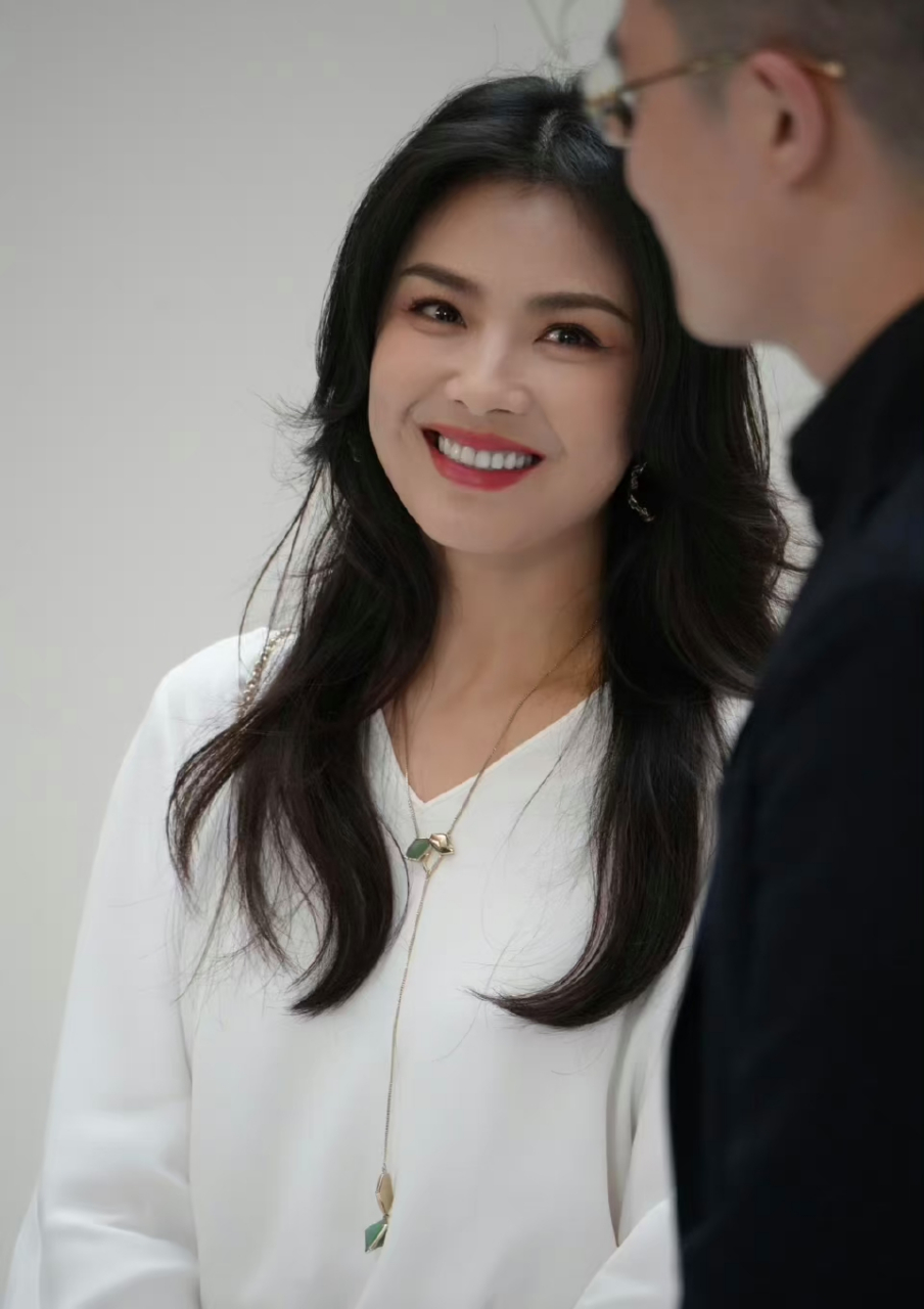 刘涛44岁的状态还是不错的,这牙是烤瓷牙吧[三哈]