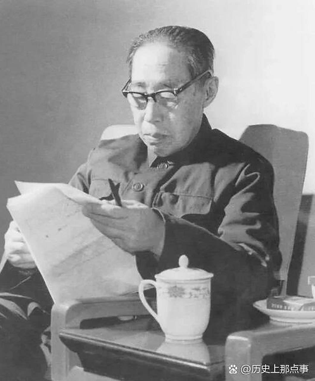 1940年,童第周在旧货市场看到一架显微镜,兴奋地要伸手摸,就听店主说