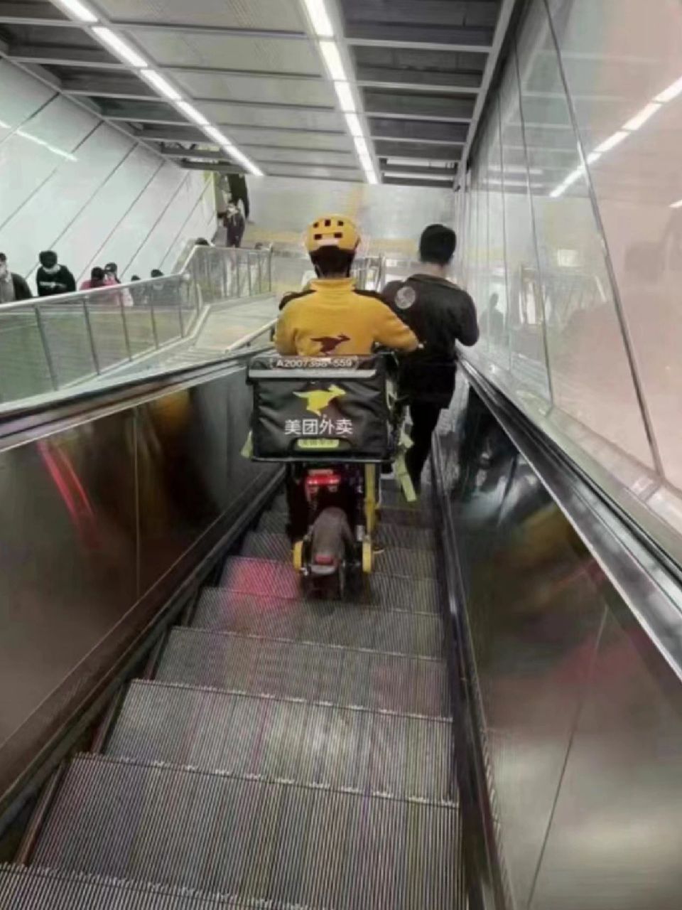外卖小哥电动车骑进地铁扶梯,太牛了.